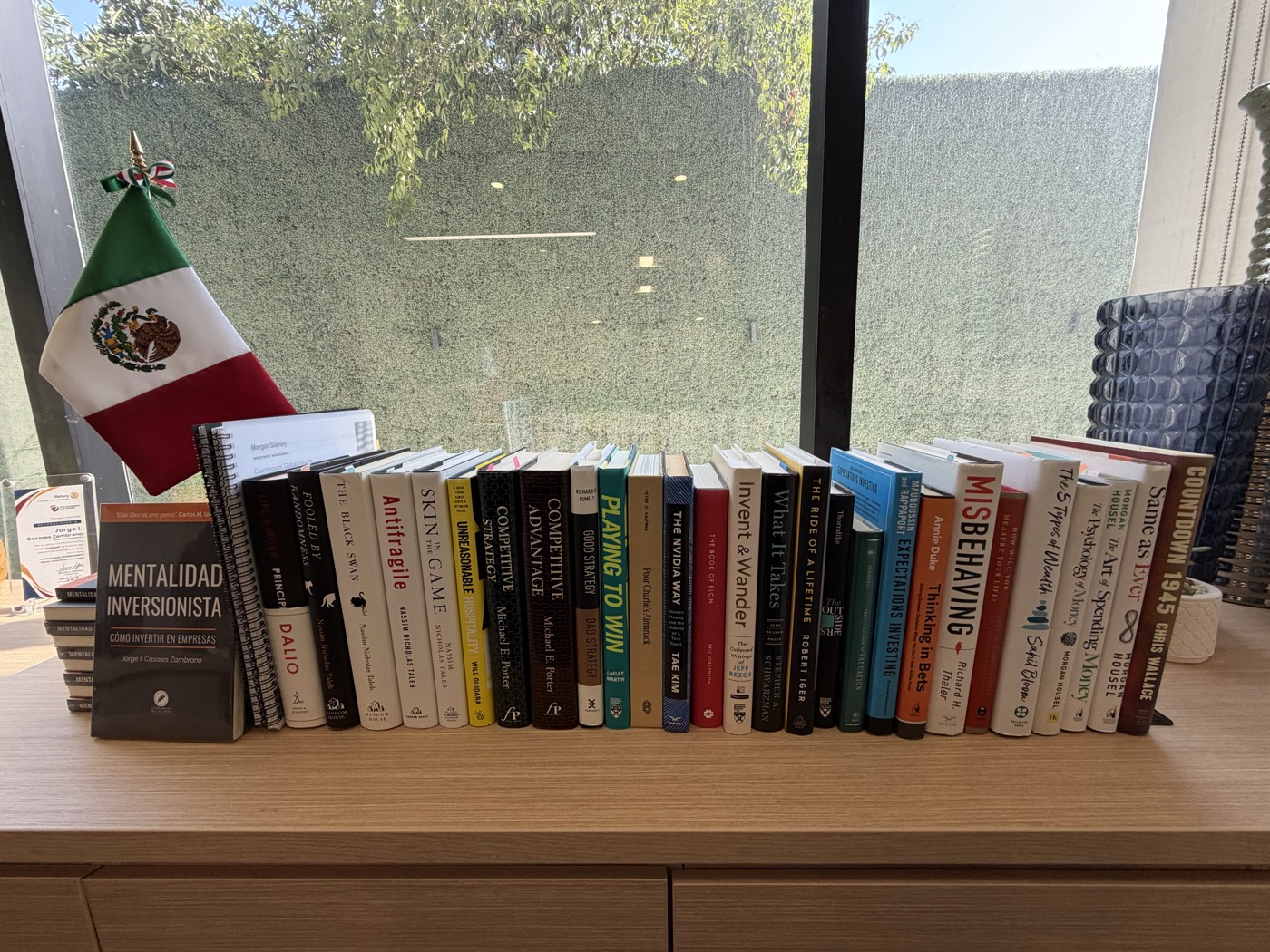 Parte de mi biblioteca personal: los libros mencionados en este ensayo, junto con ejemplares de Mentalidad Inversionista.